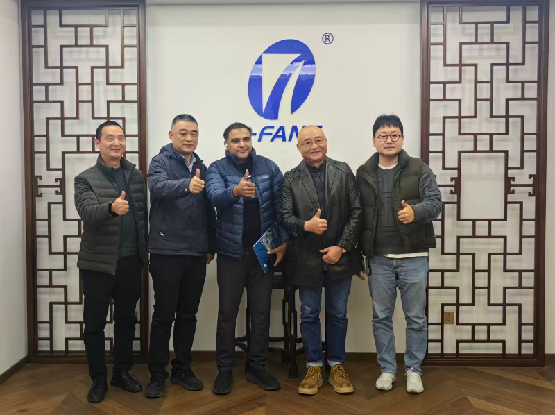 Пакистанский клиент изучает систему автоматического снятия одежды от H-FANG.