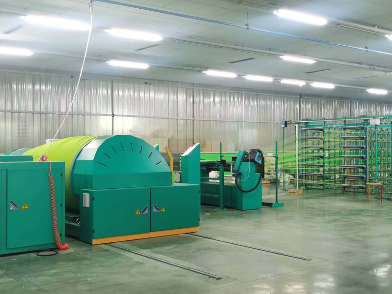 На площадке установлен гофроформовочный станок.